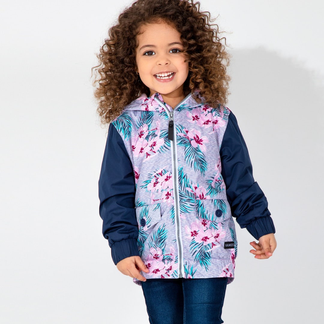 Petite fille souriante portant fièrement son manteau de pluie imperméable 