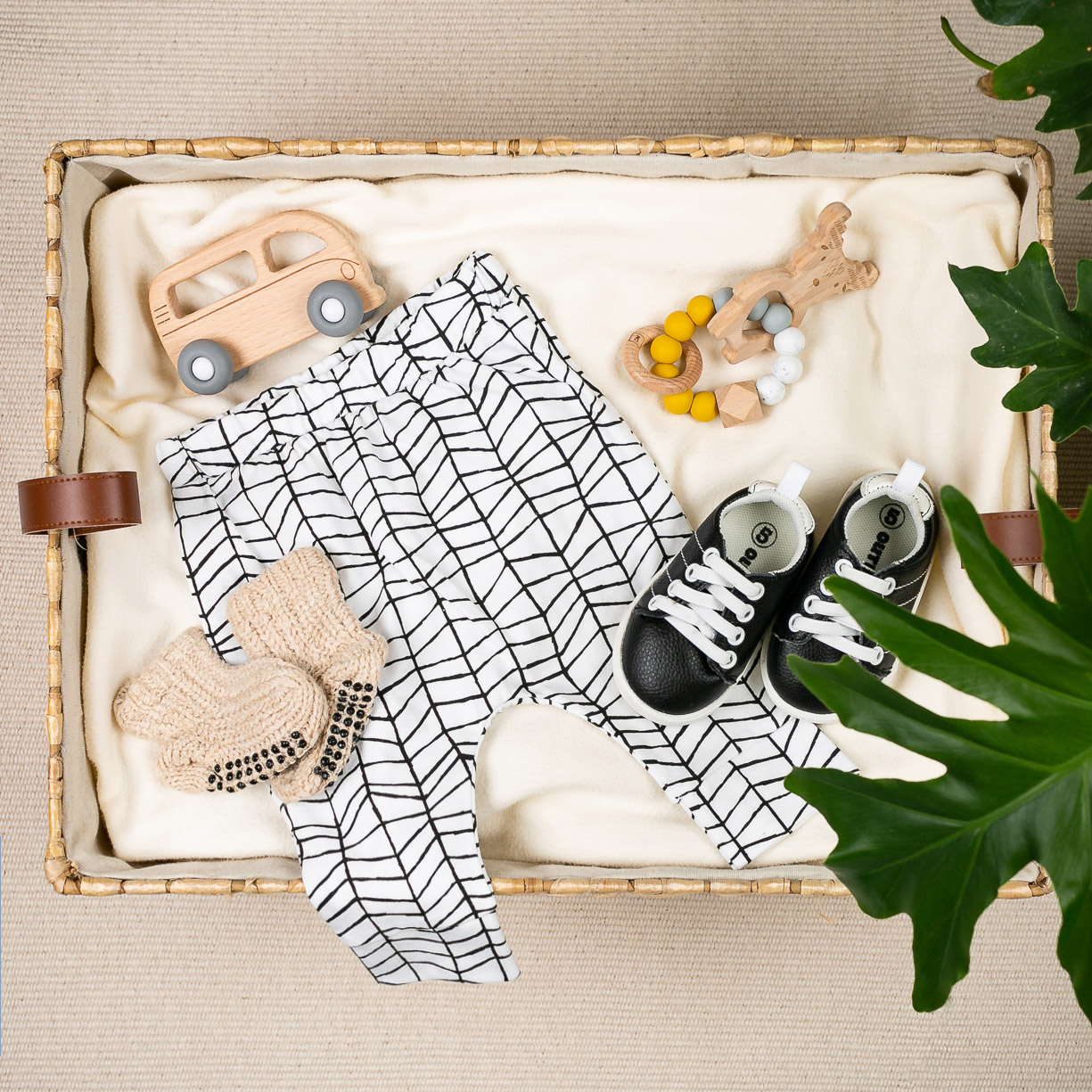 Panier remplit de vêtements et accessoires pour bébé