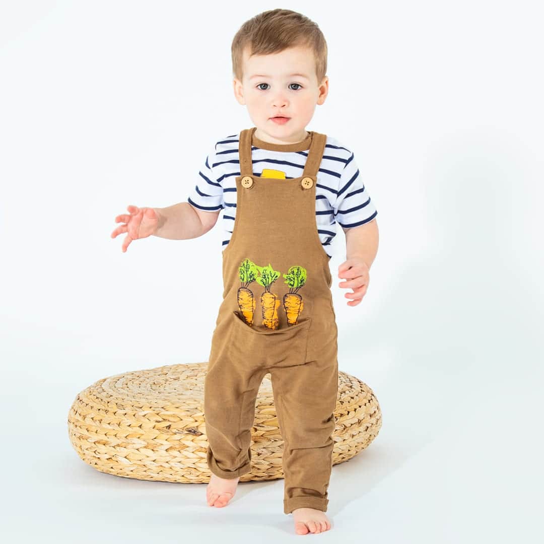 Petit bébé portant collection biologique à motifs de carottes