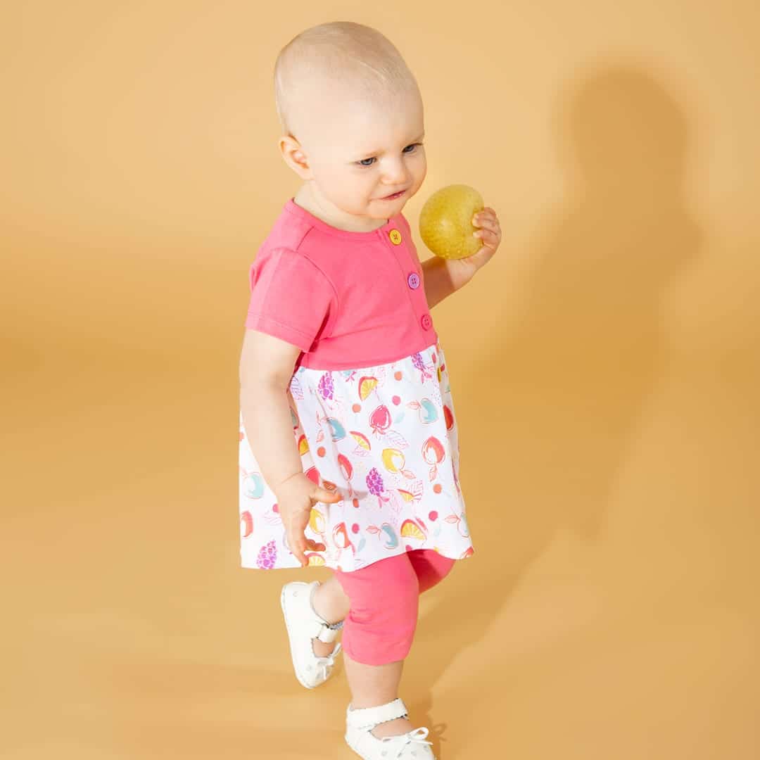 bébé portant un ensemble à motifs de fruits
